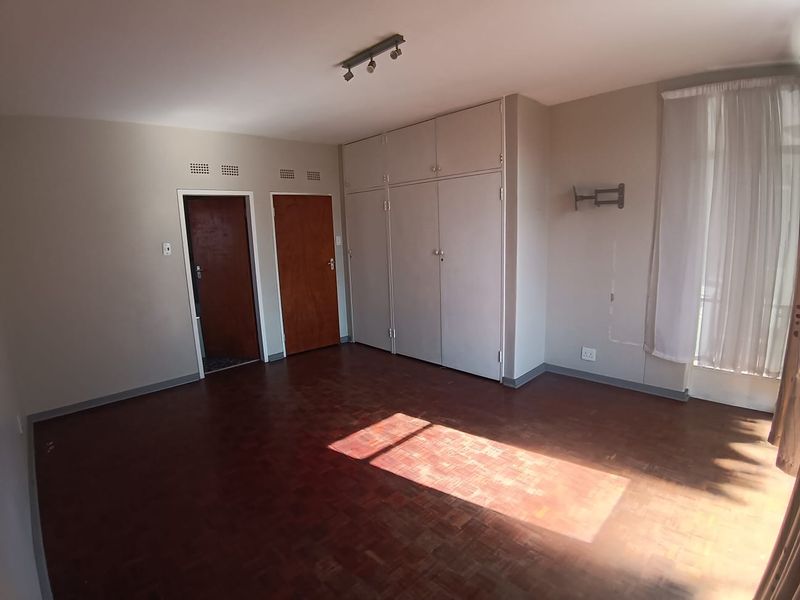 Modern 3-bedroom 2- bathroom 1st floor apartment with sun room and pool area in walking distance from Germiston Lake - Photo 5