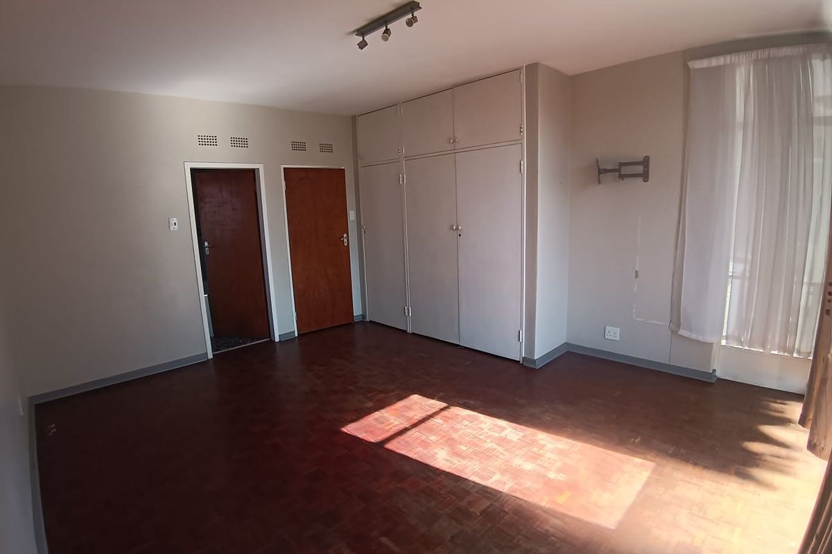 Modern 3-bedroom 2- bathroom 1st floor apartment with sun room and pool area in walking distance from Germiston Lake - Photo 5