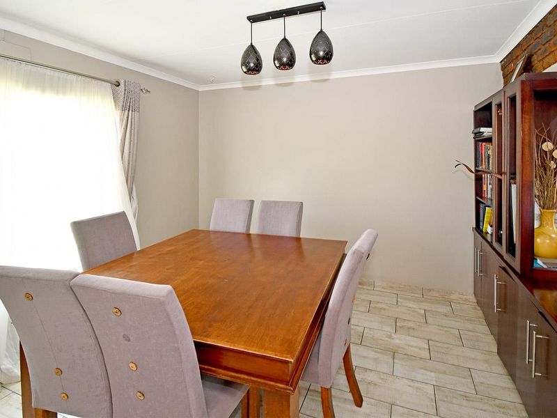 Entertainers Delight with a granny flat and pool - Photo 8