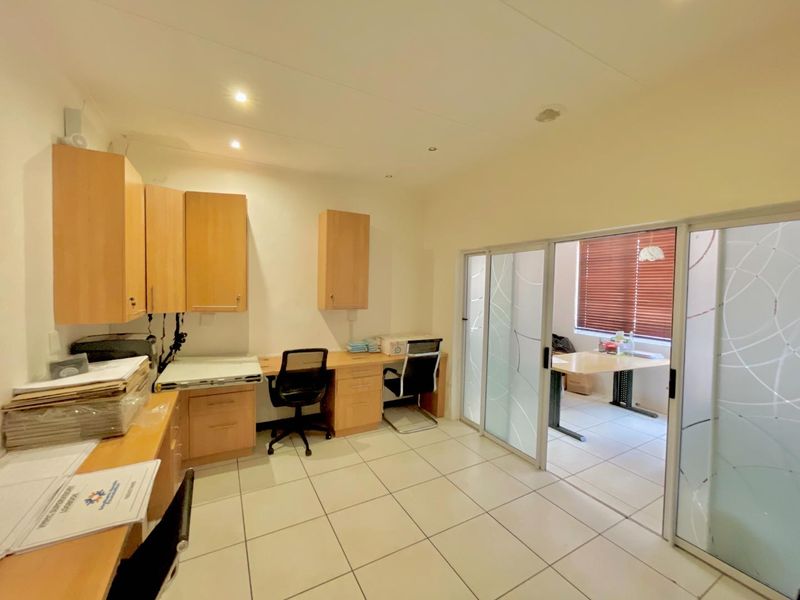 **Versatile Medical Consulting and Clinic Facility on Justice Mahomed Street - VIEW THIS WEEK TO MAKE YOUR OFFER**** - Photo 10