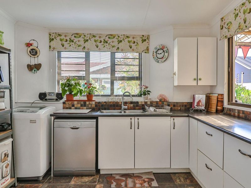 Family Home + Flatlet in Pretty Perlemoenbaai - Photo 7