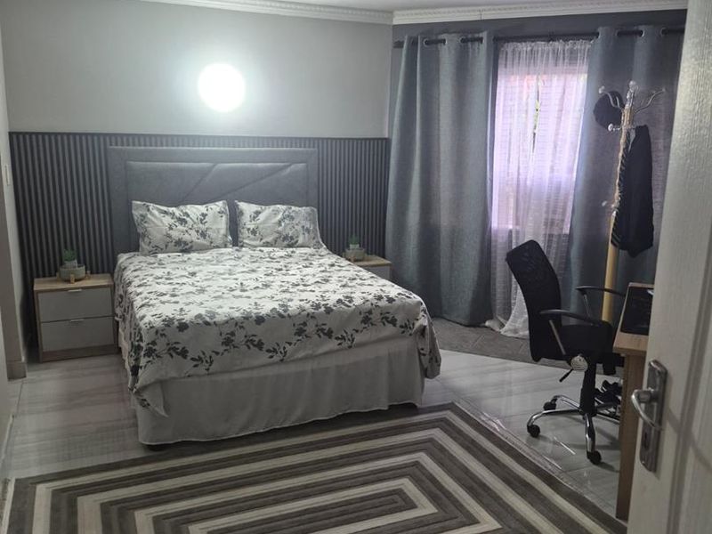 4 Bedroom House - Effingham Rd - Photo 4
