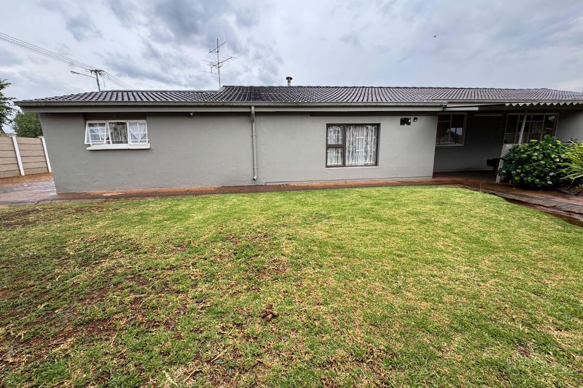 "Ideal Family Haven Near Schools & Shops - Don't Miss Out!" - Photo 5