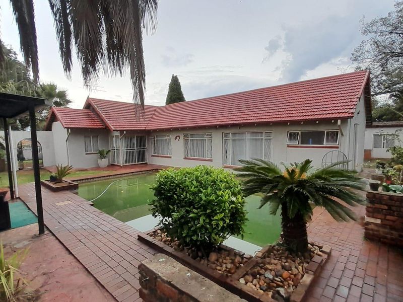 Spacious Family Home With Potential - Photo 5