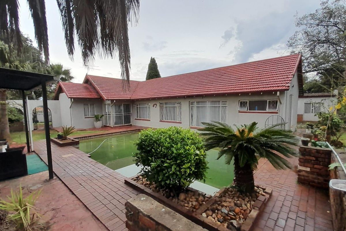 Spacious Family Home With Potential - Photo 5