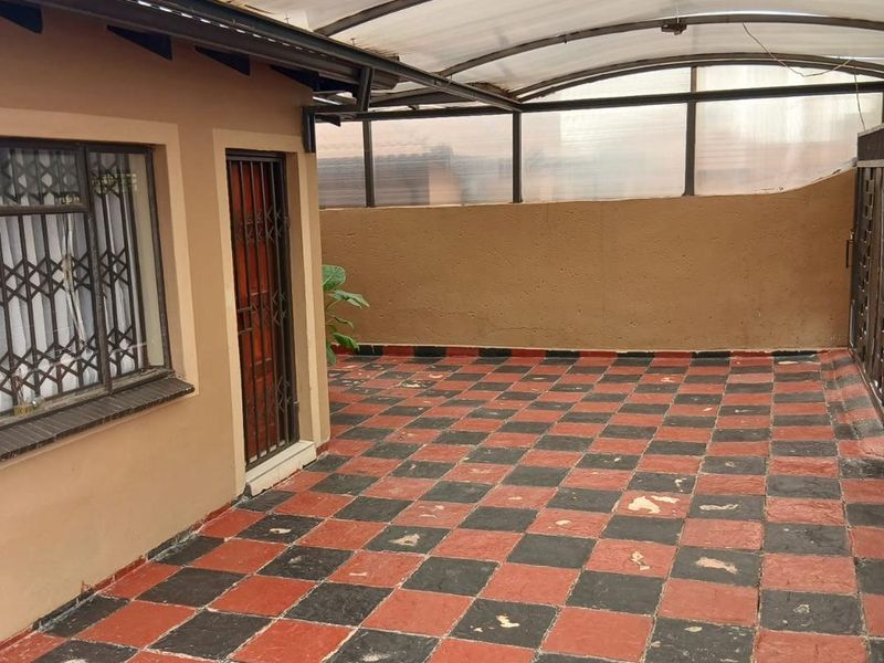 Clayville R 950 000 A lovely family Home - Photo 3