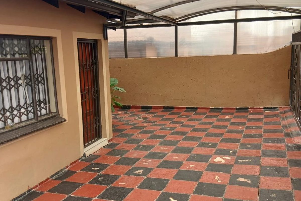 Clayville R 950 000 A lovely family Home - Photo 3