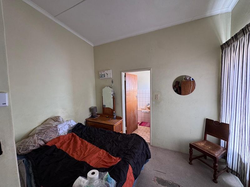 Family Home with Big Yard – Medium Renovation Opportunity in Hochland Park - Photo 6