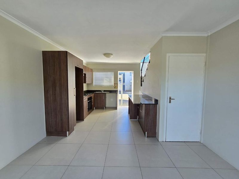 Cosy 2-Bedroom Duplex Apartment in the Beautiful The Oaks Complex - Photo 8
