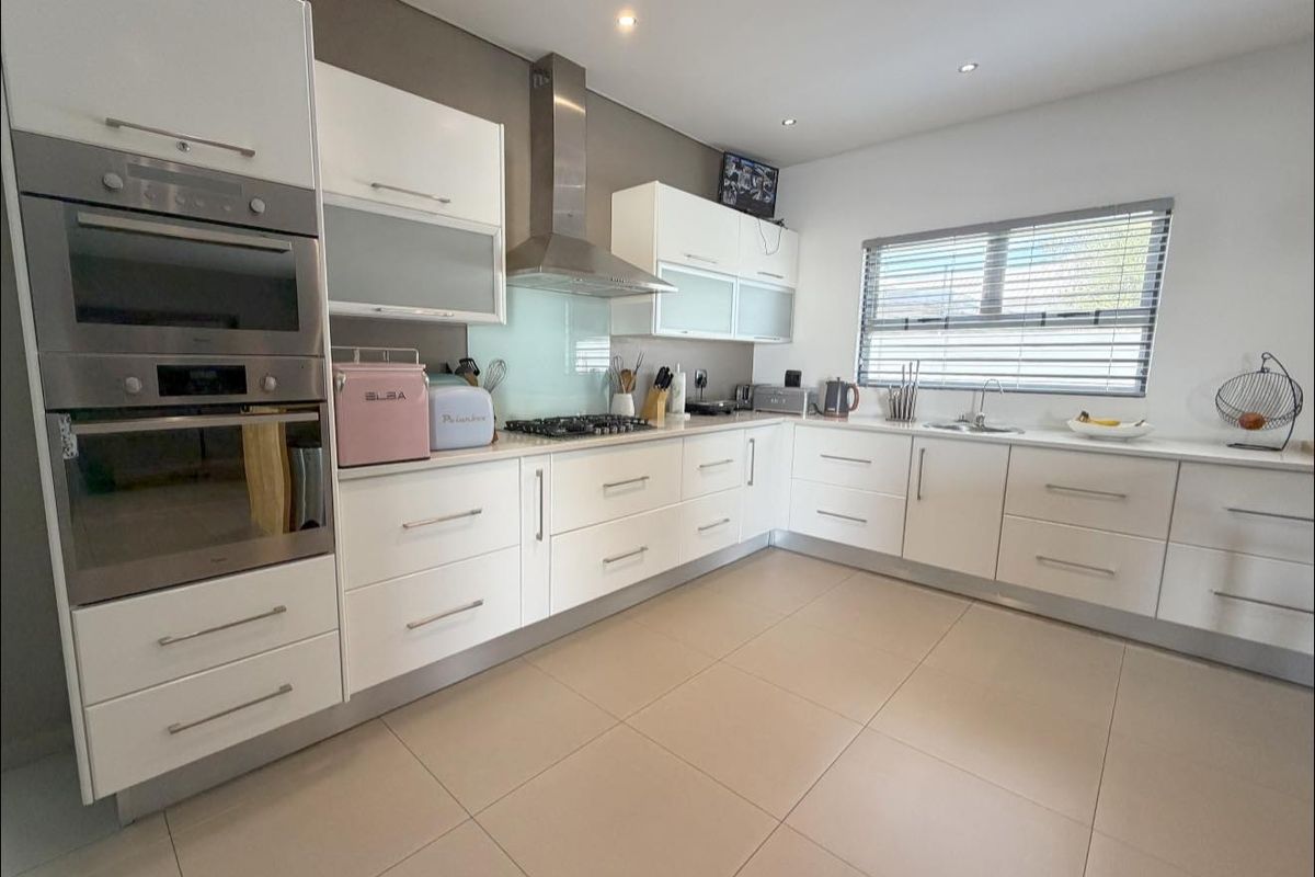 4 Bedroom House For Sale in Auasblick - Photo 4