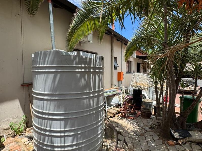 Three-bedroom house with a separate office and workshop area for sale in Windhoek West - Photo 7