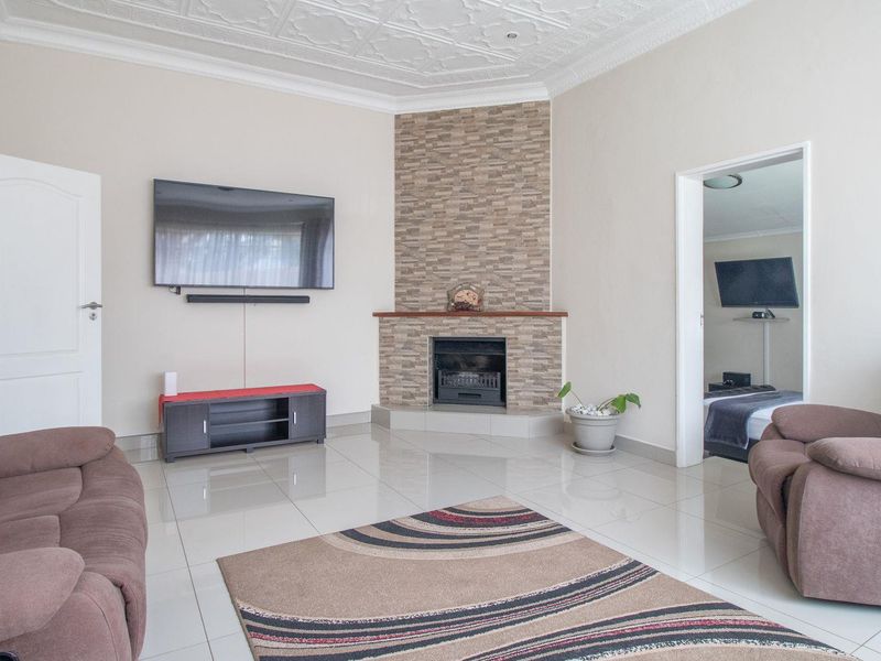 Charming 3-Bed Home with Income-Generating Flatlets! - Photo 3