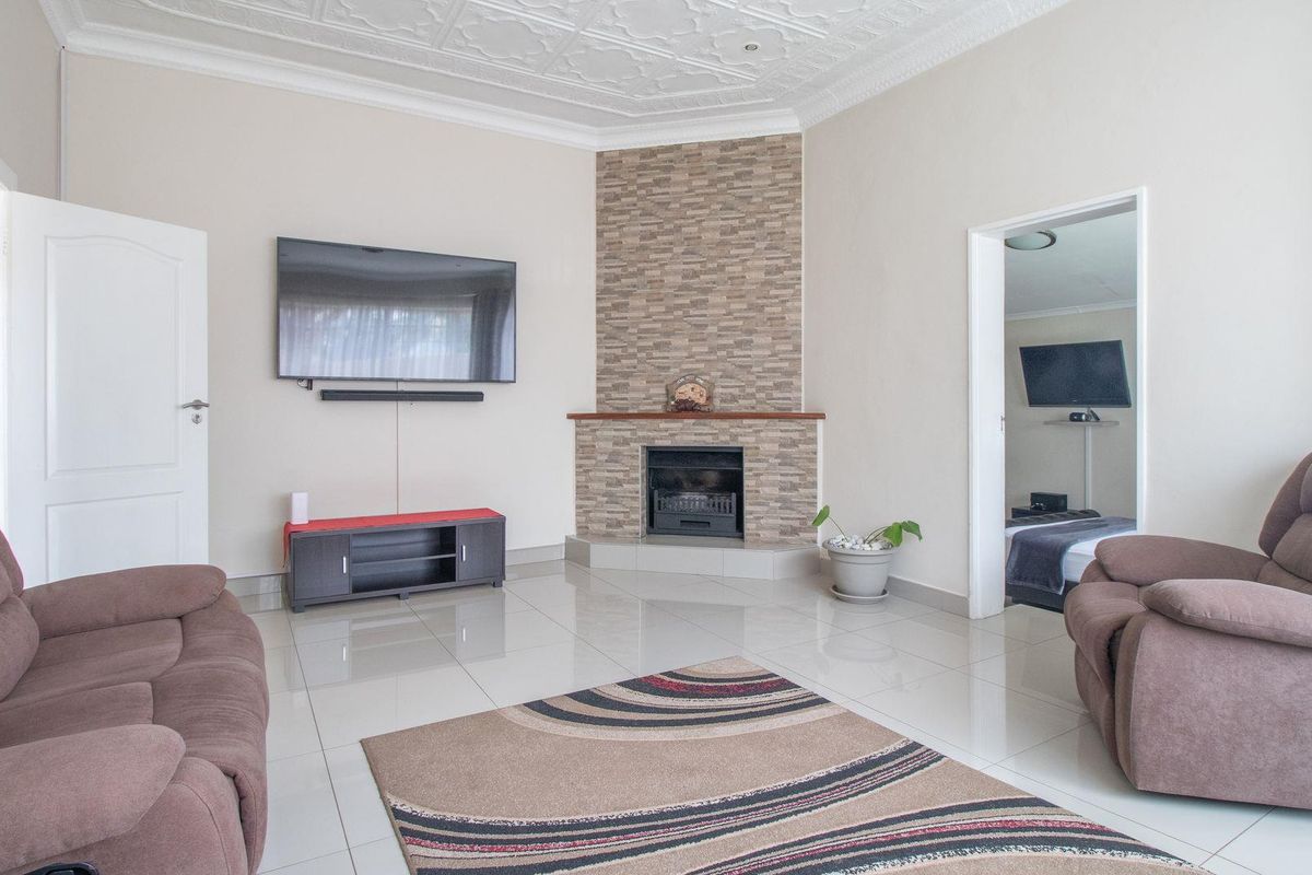 Charming 3-Bed Home with Income-Generating Flatlets! - Photo 3