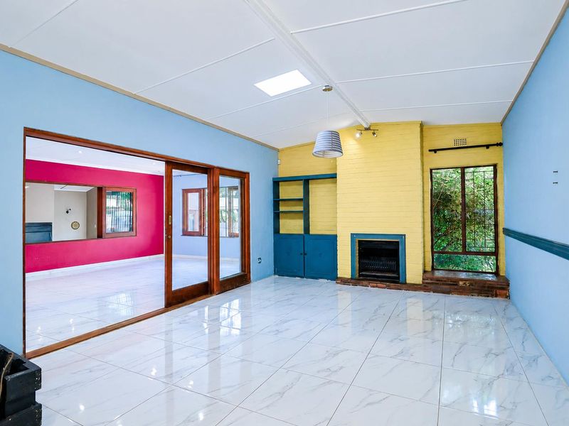 Spacious, Happy Family Home, set on a large stand. - Photo 8