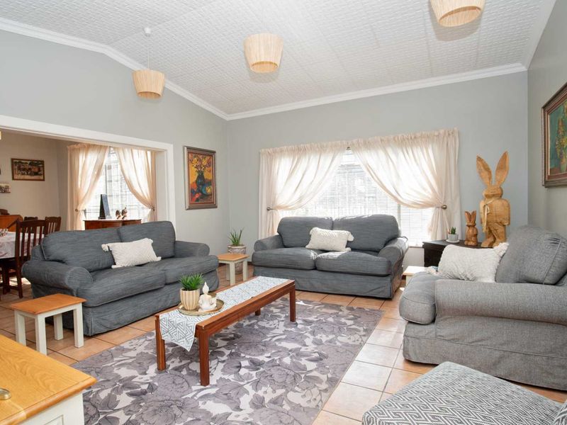 STYLISH FAMILY HOME WITH TWO INCOME GENERATING FLATS & ENTERTAINMENT HAVEN - Photo 2