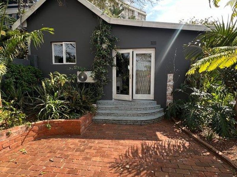 SPACIOUS 3-BEDROOM HOME WITH GRANNY FLAT & POOL - Photo 2