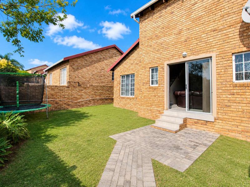 Open-Plan Living with Private En-Suite Upstairs - Photo 2