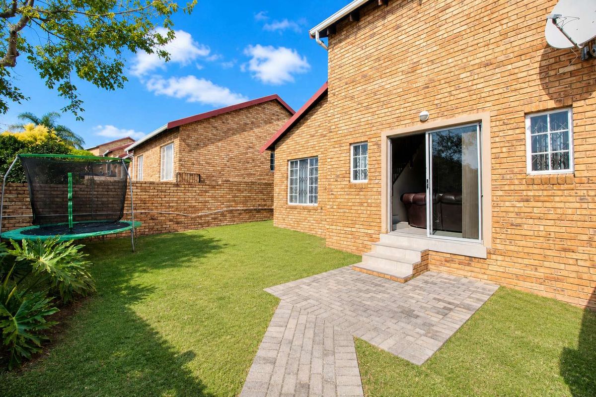 Open-Plan Living with Private En-Suite Upstairs - Photo 2