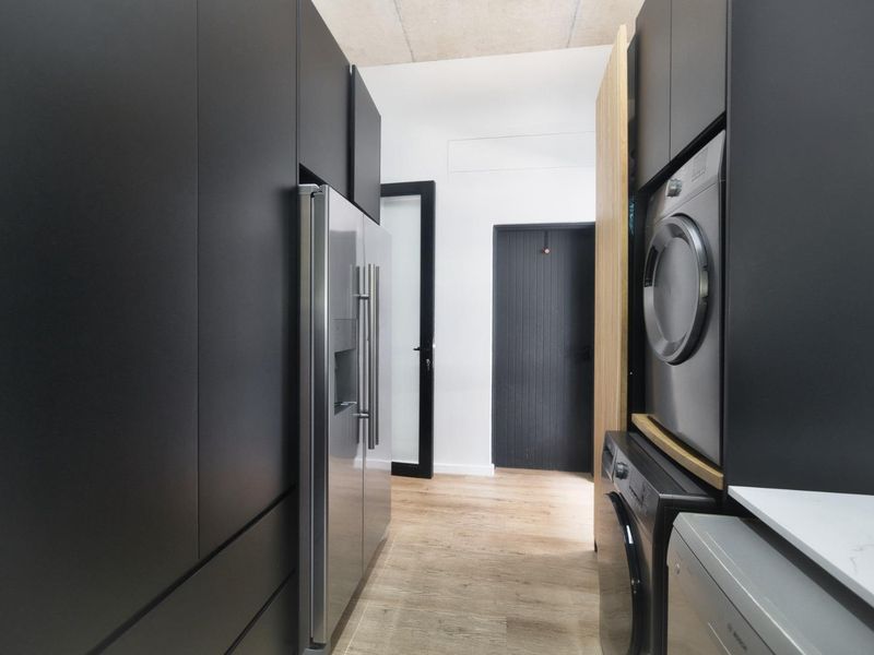 CONTEMPORARY RESIDENTIAL HOME - Photo 5