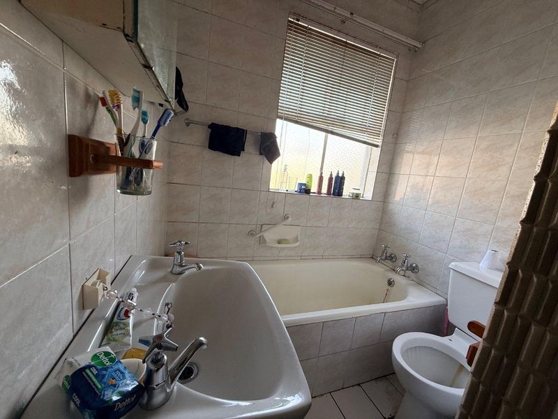 Spacious 3-Bedroom Duplex Townhouse with Private Garden - Photo 8