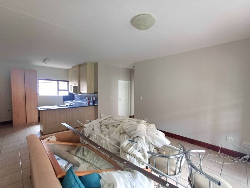 Modern ground floor apartment in a low maintenance complex - Photo 8