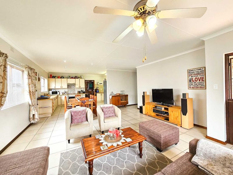 Neat family home with bachelor flat for sale in Stilbaai Wes. - Photo 5