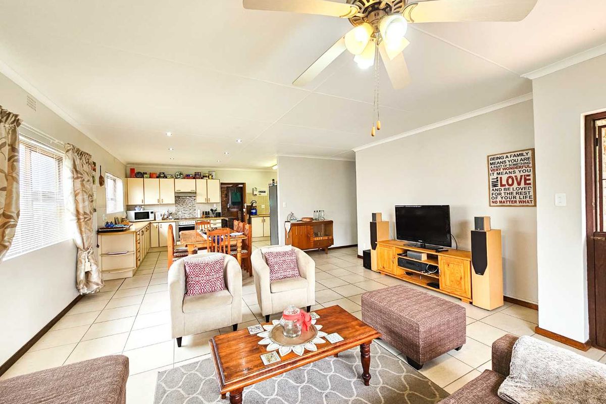 Neat family home with bachelor flat for sale in Stilbaai Wes. - Photo 5