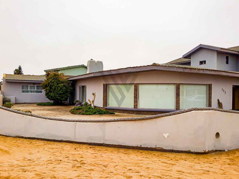 Spacious 6 Bedroom Home with 2 Bedroom Flatt. - Photo 3