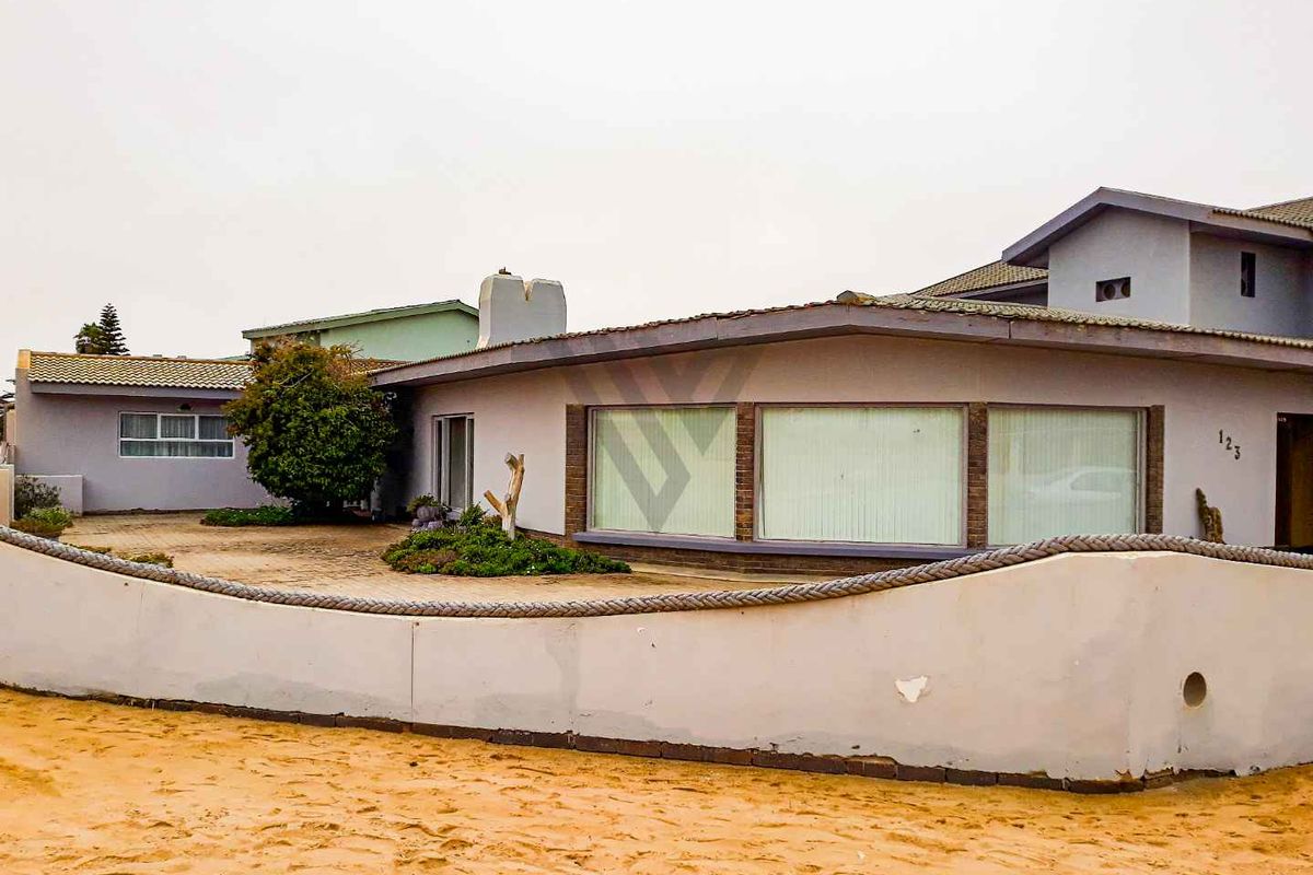 Spacious 6 Bedroom Home with 2 Bedroom Flatt. - Photo 3