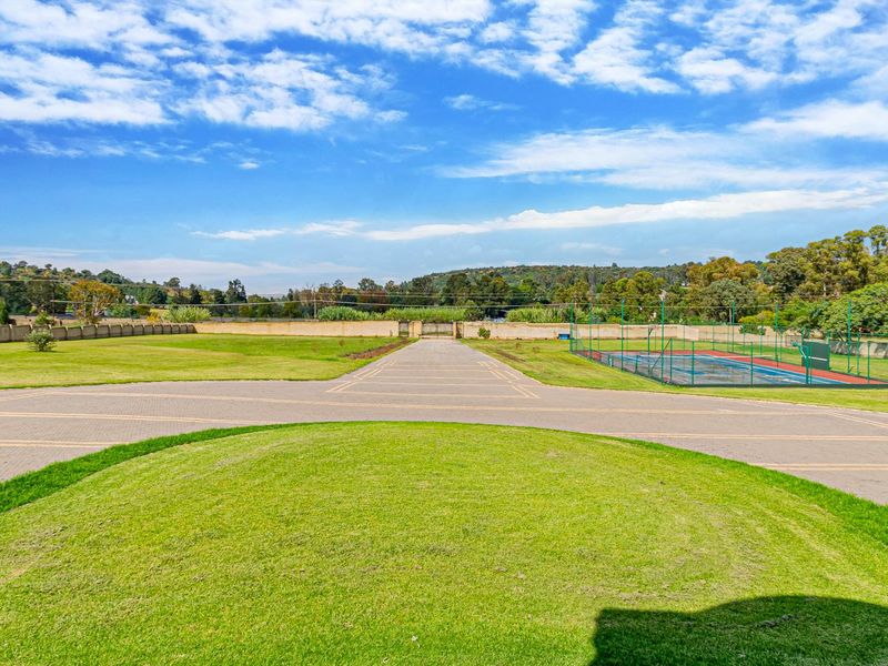 Luxurious 5-Bedroom Mansion for sale in Walkerville - Photo 4