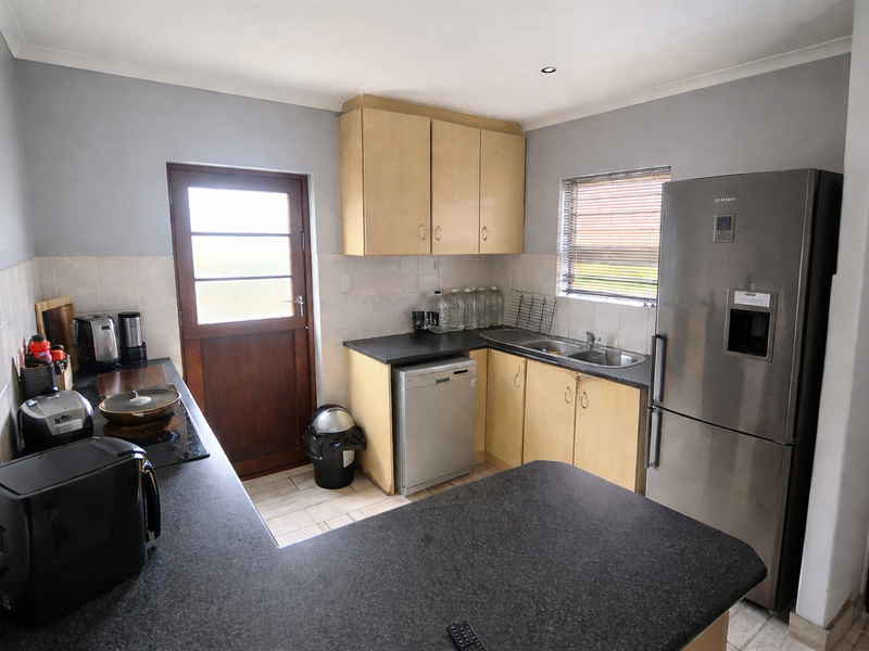 Charming Family Home in Brackenfell South – Move-In Ready! - Photo 3