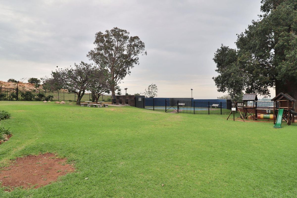 Refurbished 3 bed, 2 bath apartment - Photo 5