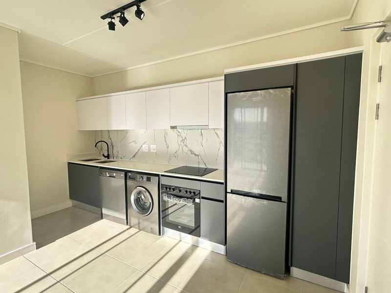Modern Living: 1-Bedroom Apartment with Gym & Pool Access - Photo 3
