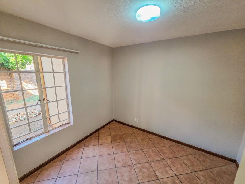 2 Bedroom Townhouse Available in Mooikloof Ridge - Photo 9