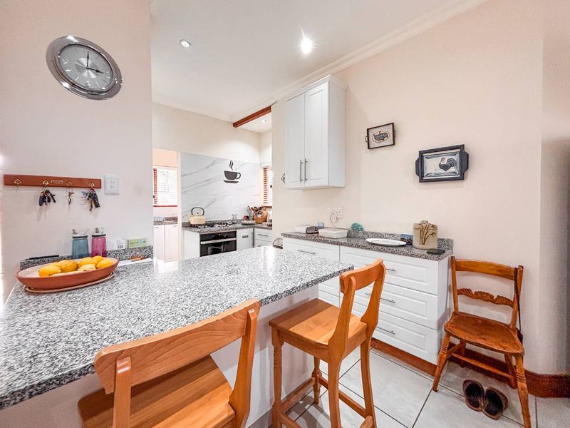 2 Bedroom Top-Floor Apartment for Sale in Howick - Photo 4