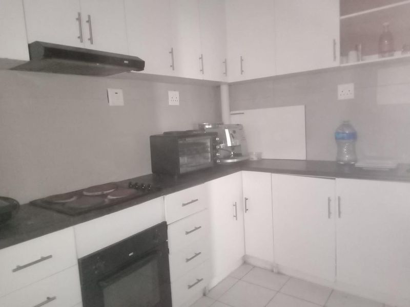 Charming 2-Bedroom Apartment with Modern Features - Photo 5