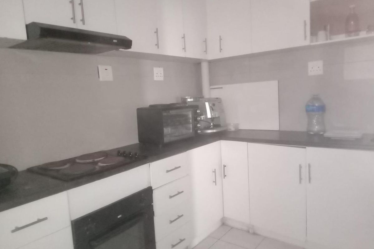 Charming 2-Bedroom Apartment with Modern Features - Photo 5