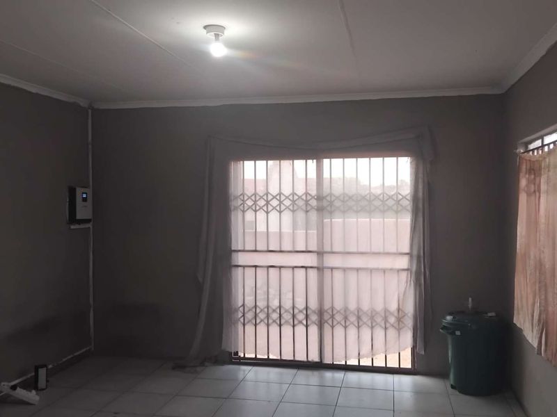 2 Bedroom House For Sale in Mabopane Unit S - Photo 10