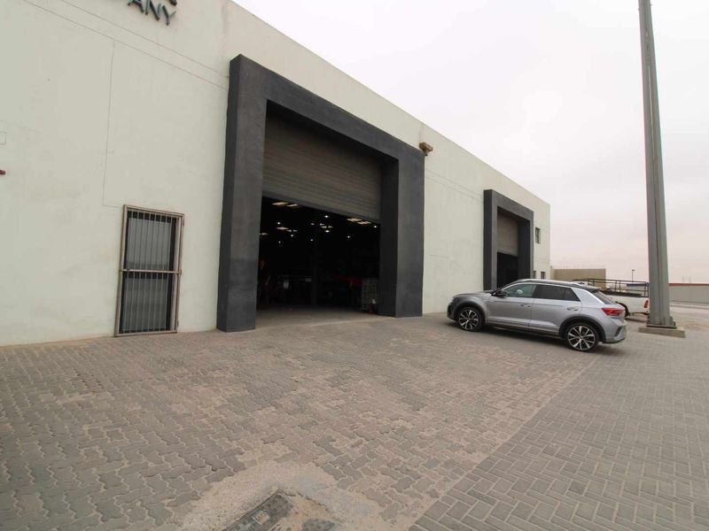 Light Industrial Property offering 2 Warehouse sections plus offices! - Photo 3