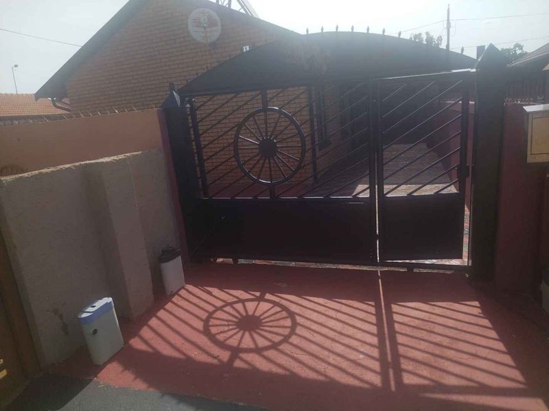 5 bedrooms house for sale Soshanguve FF - Photo 2