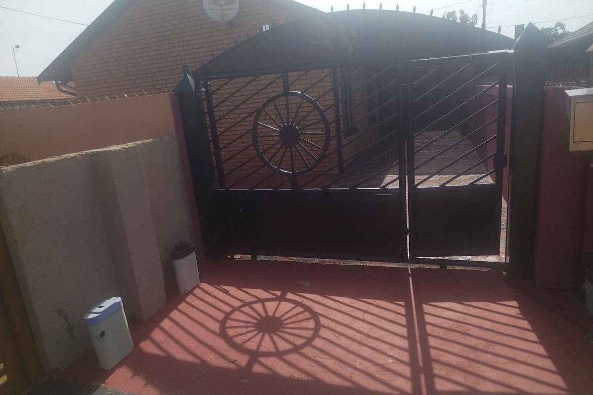 5 bedrooms house for sale Soshanguve FF - Photo 2