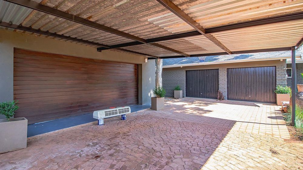 3 Garages and 3 Carports