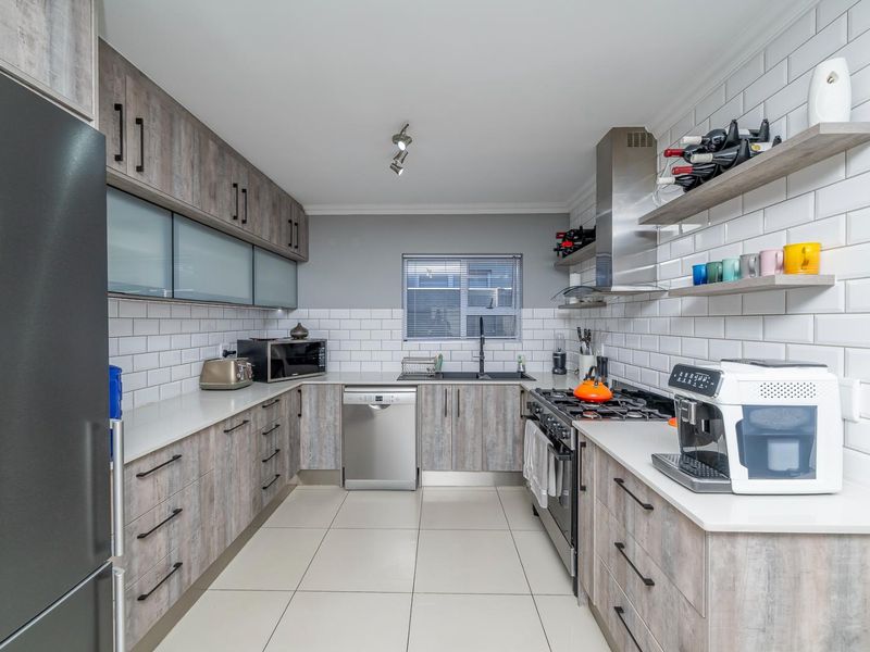 Modern 3 Bedroom Townhouse to Rent in 24-Hour Manned Camelot Estate, Zonnendal Kraaifontein - Photo 5