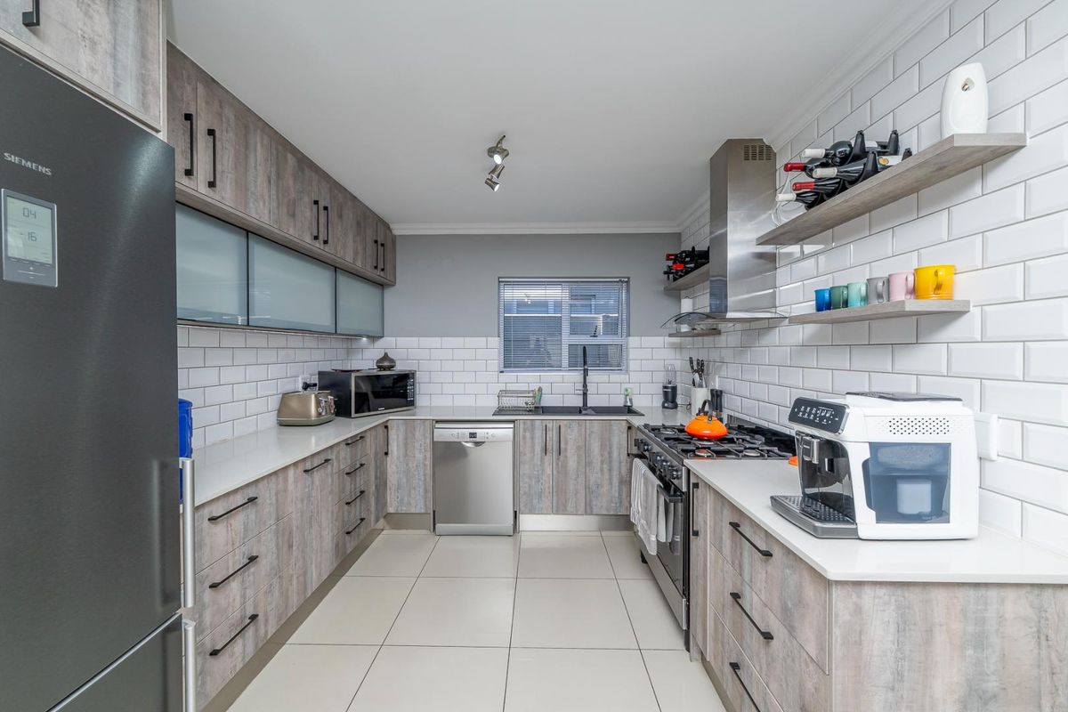 Modern 3 Bedroom Townhouse to Rent in 24-Hour Manned Camelot Estate, Zonnendal Kraaifontein - Photo 5