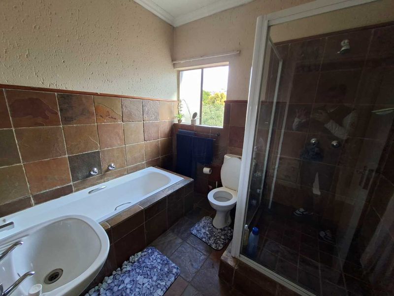 Neat & Modern Top-Floor Apartment in Weltevreden Park - Photo 6
