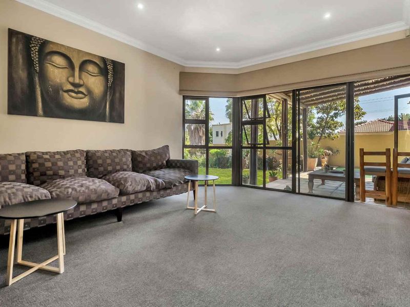 ENTERTAINERS 4 BEDROOM HOME IN DAINFERN RIDGE - Photo 7