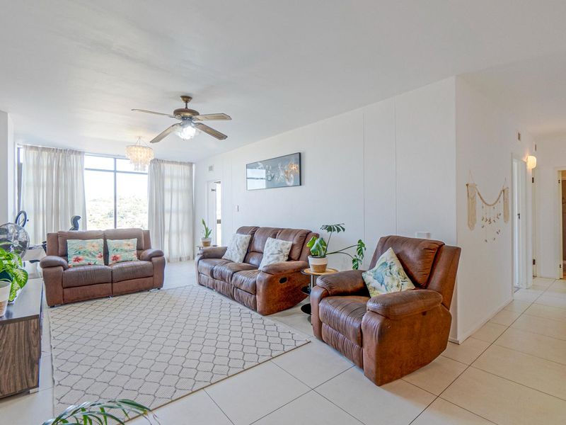 Sunlit apartment with ample space - Photo 5