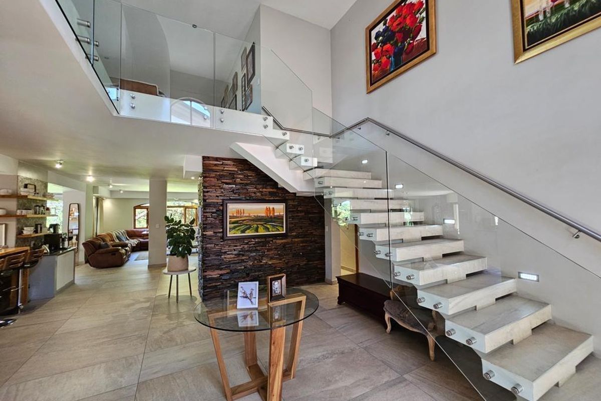 5 Bedroom Mansion in Golf Estate - Photo 4