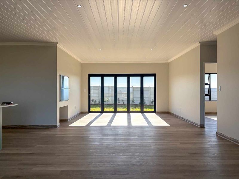 Brand new family home - Plattebosch Kloof. - Photo 4