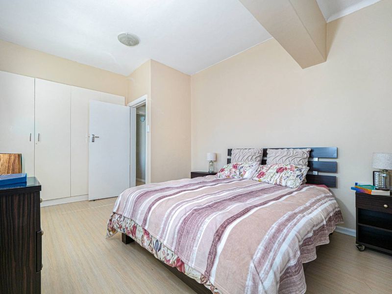 Modern Apartment with Spacious Garage in Prime Claremont Upper Location. - Photo 8